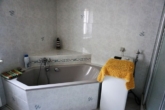 Einfamilienhaus auf großem Grundstück in Rauen und einer Ferienwohnung - Badezimmer